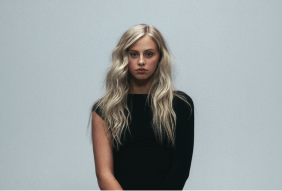 A person with long blonde hair

AI-generated content may be incorrect.