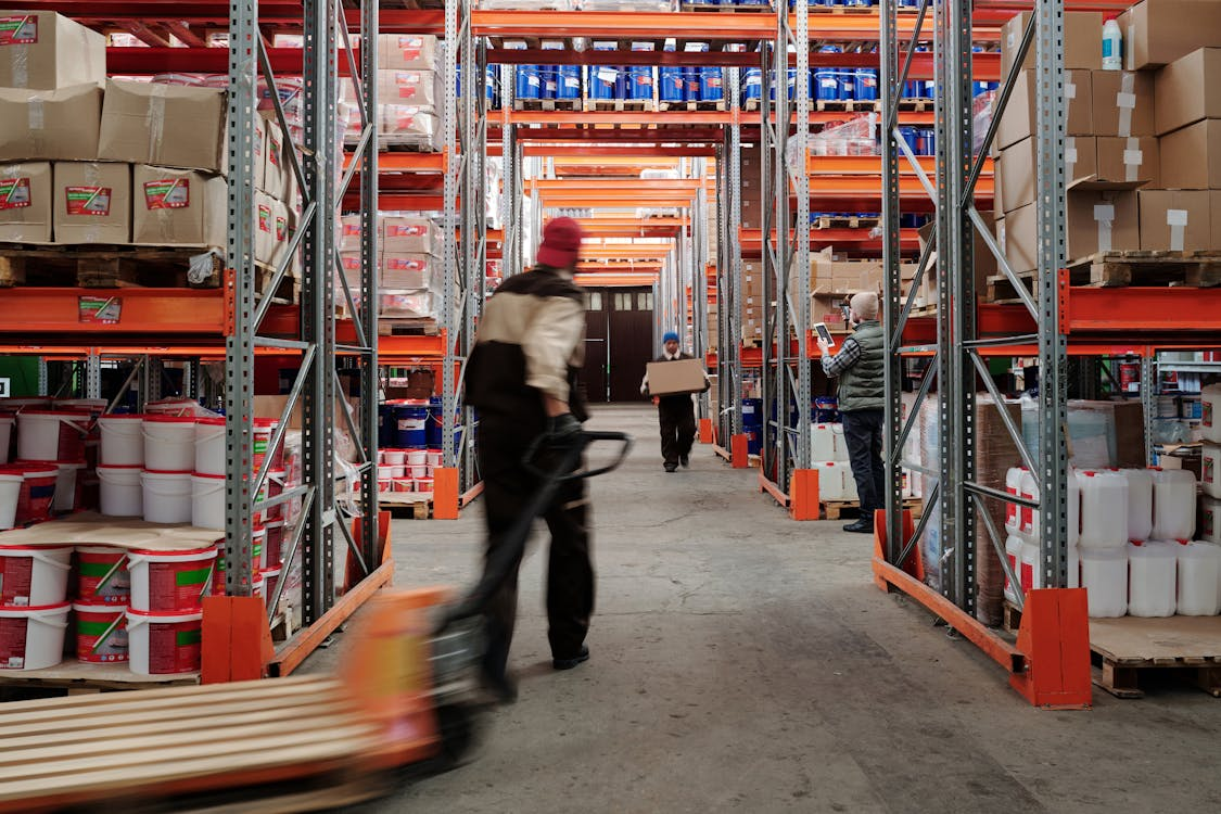 proses pengambilan barang di dalam gudang logistik