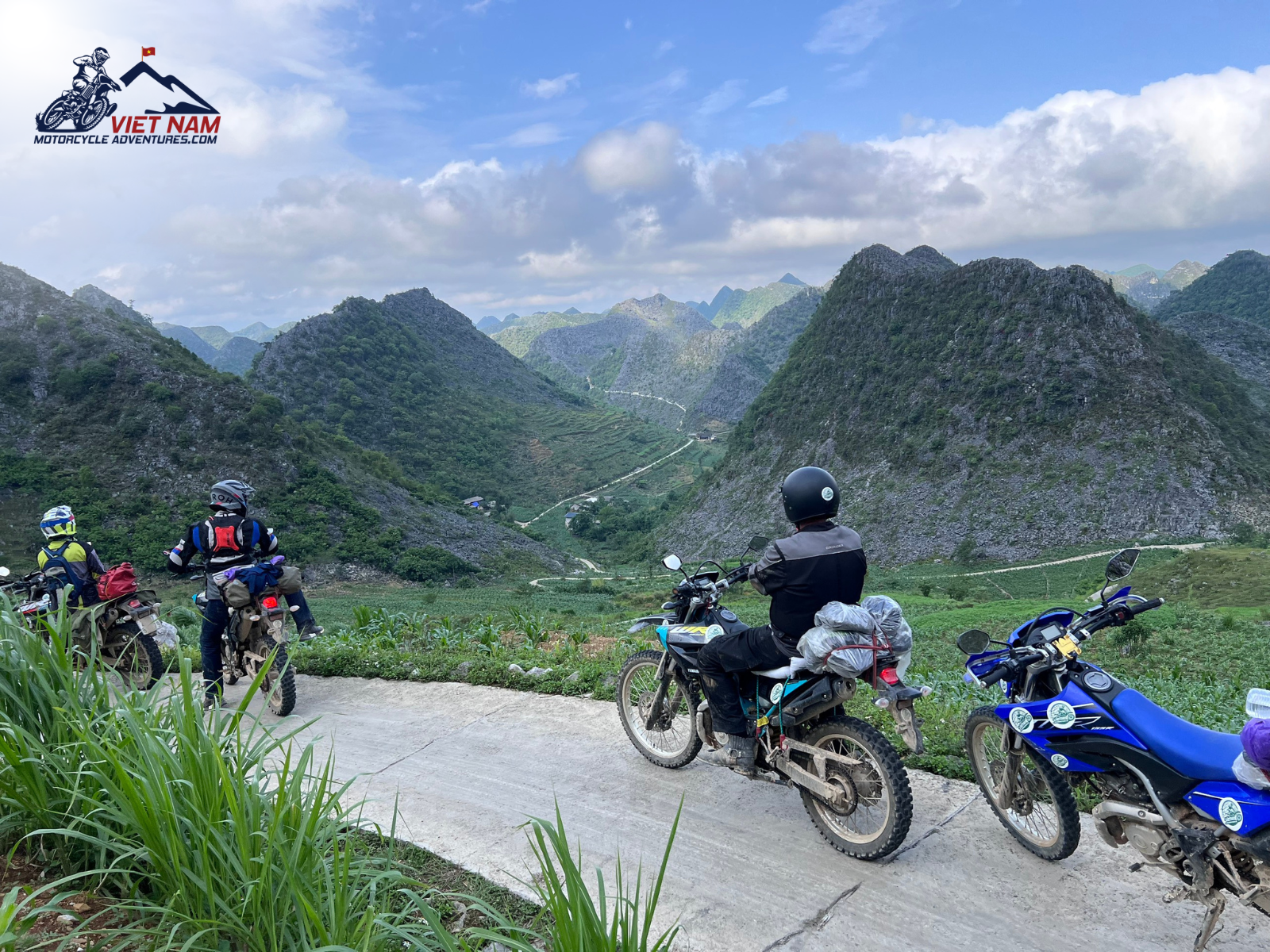 The Ha Giang route is a mountainous road nestled in the highlands, running along the border between Vietnam and China