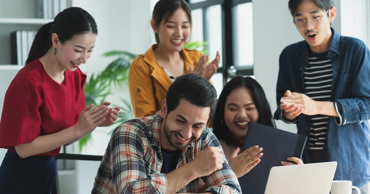 A group of people clapping and smiling

Description automatically generated