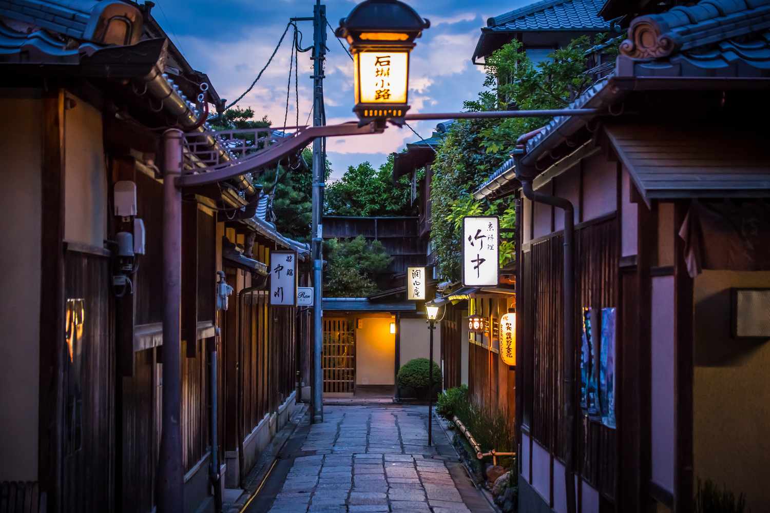 Historic Gion district Kyoto at night showcasing traditional wooden machiya buildings and lantern-lit streets perfect for kimono photography