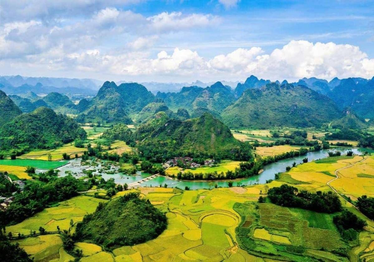 A river running through a valley

Description automatically generated