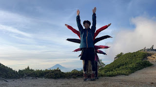 屋外, 飛ぶ, 草, 空気 が含まれている画像

自動的に生成された説明