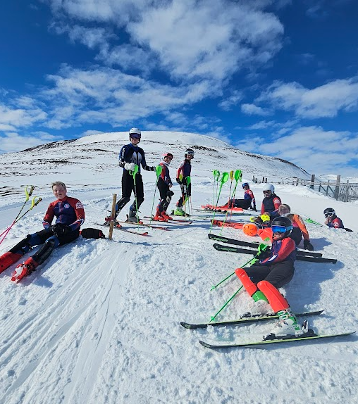 A group of people on skis on a snowy hill
AI-generated content may be incorrect.