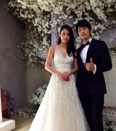 This contain an image of Song Seung Heon and his long time friend marriage reveals 