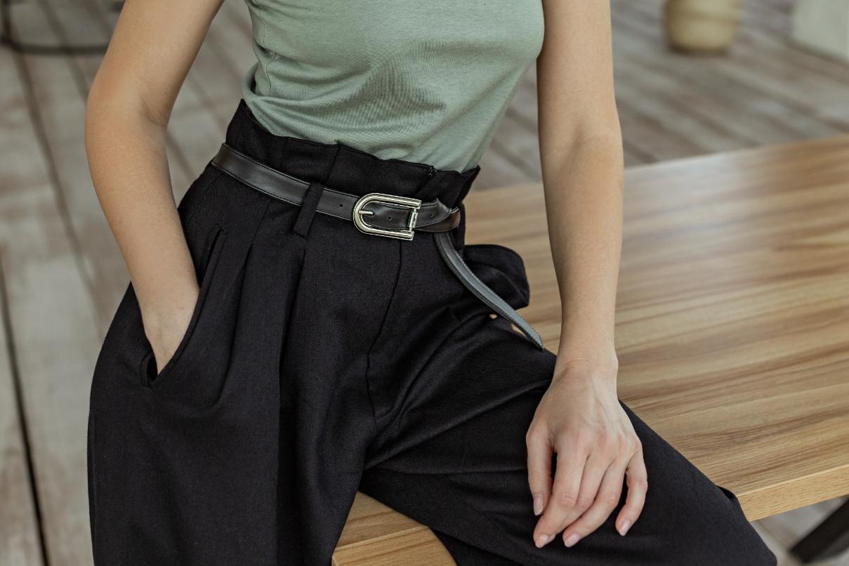 2. Ținute cu pantaloni evazați - pantaloni negri, top kaki, curea