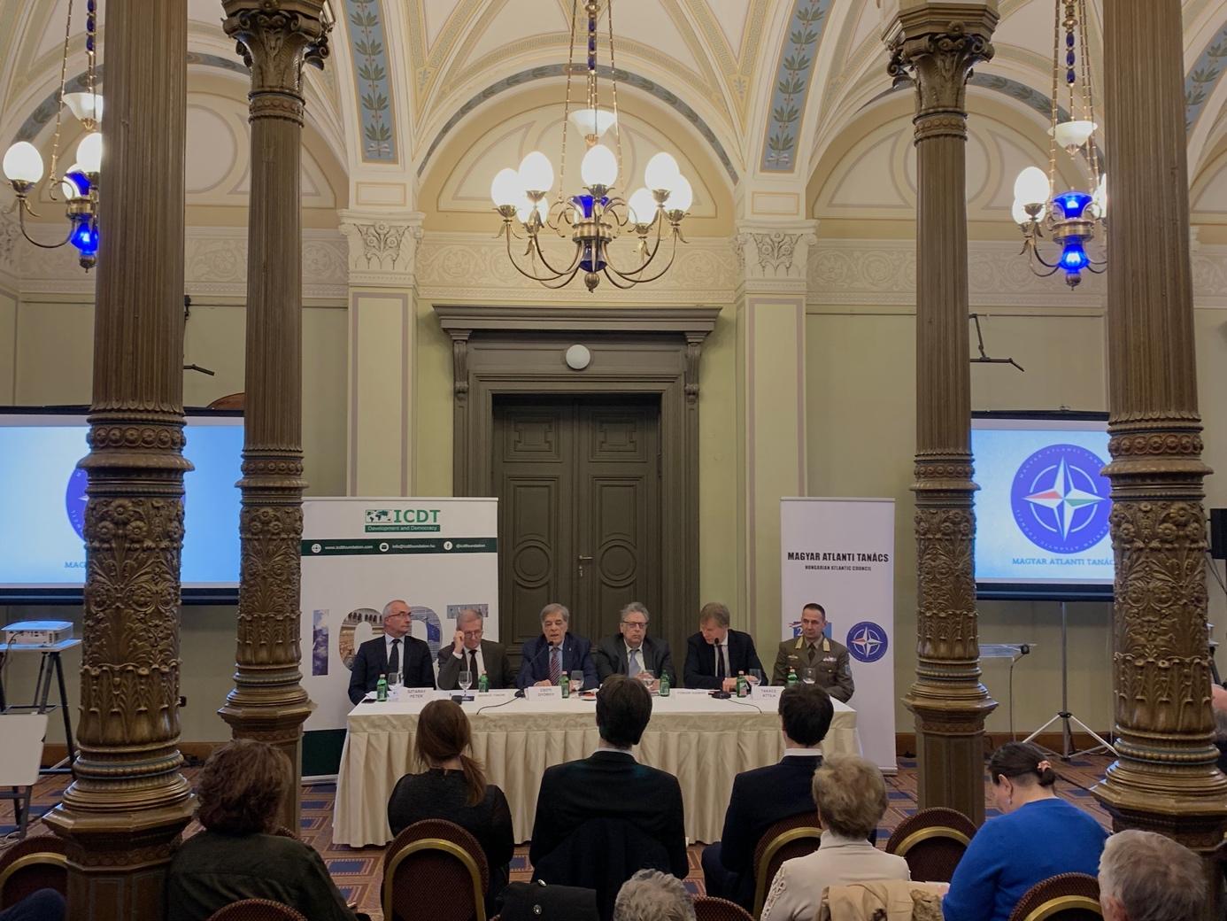 A képen ruházat, ember, fedett pályás, személy látható

Automatikusan generált leírás