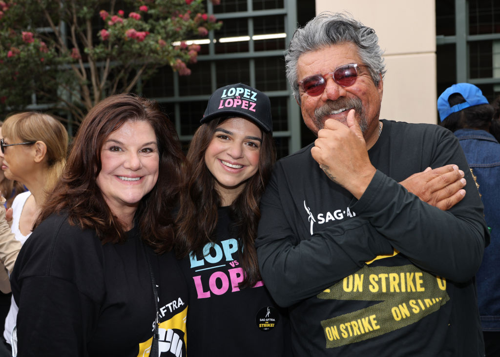 Ann Serrano, Mayan Lopez et George Lopez rejoignent le piquet de grève devant les studios Warner Bros. le 15 septembre 2023 à Burbank, en Californie. Les membres de SAG-AFTRA et de WGA (Writers Guild of America) ont tous deux débrayé dans le cadre de leur première grève commune contre les studios depuis 1960. La grève a entraîné l'arrêt de la majorité des productions hollywoodiennes. Les scénaristes en sont à leur quatrième mois de grève contre les studios hollywoodiens