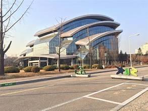 A building with curved glass windows

AI-generated content may be incorrect.