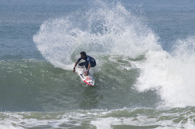 Cauã Costa acabou com a série de vitórias estrangeiras no sábado (Foto: WSL / Daniel Smorigo)