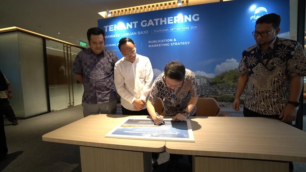 A group of people standing around a table

AI-generated content may be incorrect.