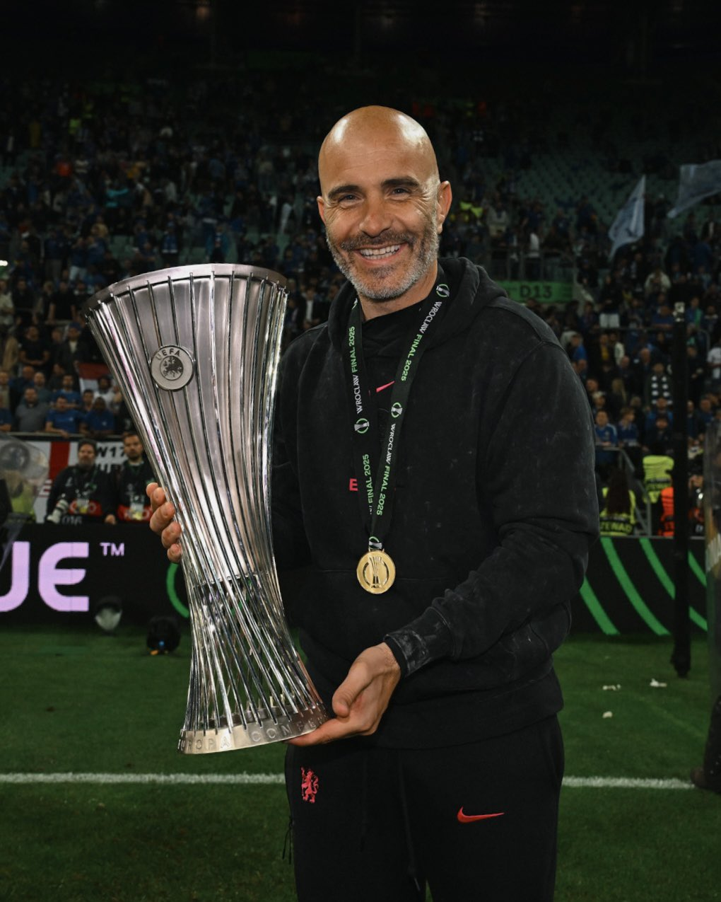 Enzo Maresca com o troféu da UEFA Conference League