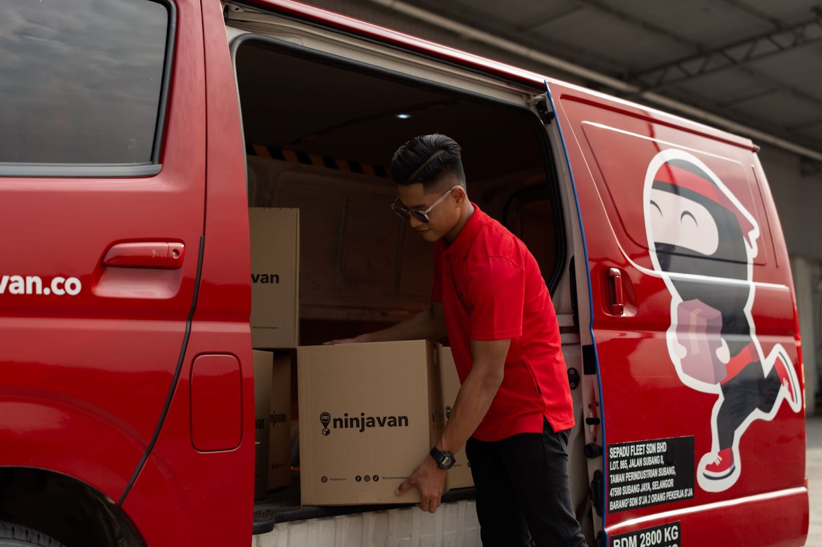 Ninja Van’s distribution service offering reliable COD and courier delivery options across Malaysia.