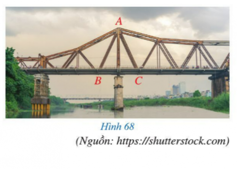 BÀI 7: TAM GIÁC CÂNKhởi độngCâu hỏi: Hai thanh giằng của cầu Long Biên bắc qua sông Hồng ở Thủ đô Hà Nội (hình 68) gợi nên hình ảnh tam giác ABC có sự đối xứng và cân bằng. Tam giác ABC như vậy gọi là tam giác gì?Đáp án chuẩn:Tam giác cân.I. Định nghĩaBài 1: Trong hình 69, hai cạnh AB và AC của tam giác ABC có bằng nhau hay không?Đáp án chuẩn:AB = AC.II. Tính chấtBài 1: Cho tam giác ABC cân tại A, tia phân giác của góc A cắt cạnh BC tại D (hình 72)a. Hai tam giác ABD và ACD có bằng nhau hay không? Vì sao?b. Hai góc B và C có bằng nhau hay không? Vì sao?Đáp án chuẩn:a) ΔABD =ΔACDb) B=C.III. Dấu hiệu nhận biếtBài 1: Cho tam giác ABC thỏa mãn B=C. Kẻ AH vuông góc với BC, H thuộc BC (hình 74)a. Hai tam giác BAH và CAH có bằng nhau hay không? Vì sao?b. Hai cạnh AB và AC có bằng nhau hay không? Vì sao?Đáp án chuẩn:a) ΔAHB=ΔAHC b) Bằng nhauBài 2: Cho tam giác ABC cân tại A. Qua điểm M nằm giữa A và B kẻ đường thẳng song song với BC cắt AC tại N. Chứng minh tam giác AMN cân.Đáp án chuẩn:Δ AMN cân tại A.IV. Vẽ tam giác cânV. Bài tập