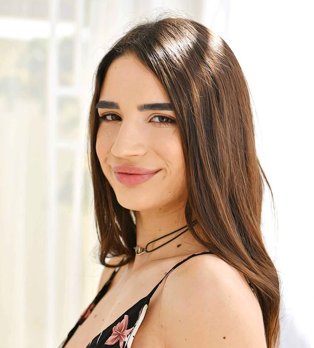 Candie Luciani (Actress) Wikipedia, Age, Height, Weight, Biography, Career, Net Worth, Photos and More