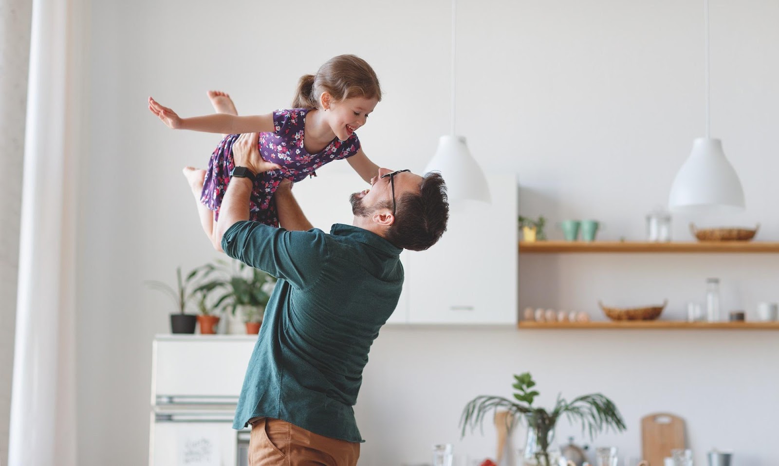 Pai e filha brincando