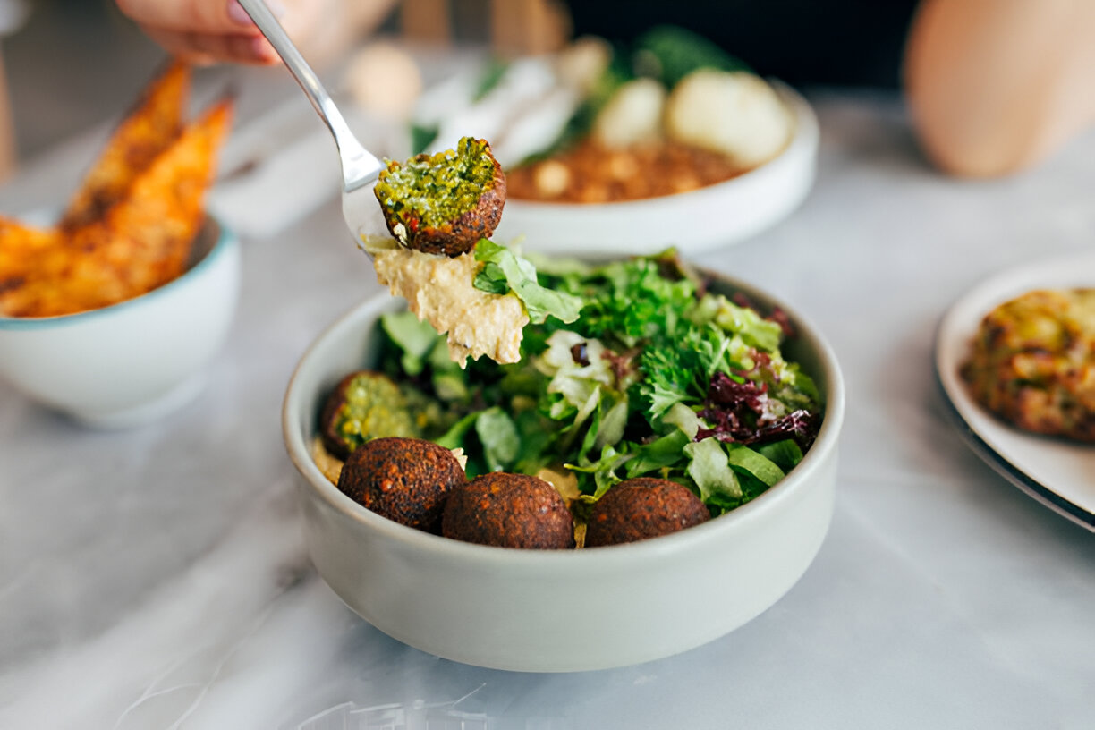 Salad dengan falafel.