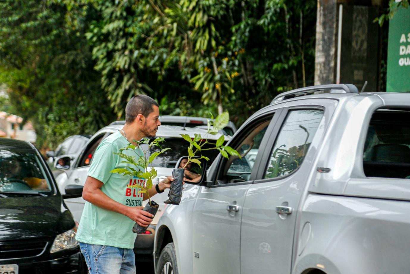 Homem em pé em frente a carro

O conteúdo gerado por IA pode estar incorreto.