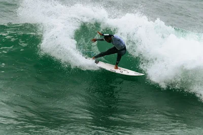 Esgard Groggia é um dos oito surfistas brasileiros nas oitavas de final do Ericeira Pro (foto: Masurel / WSL)