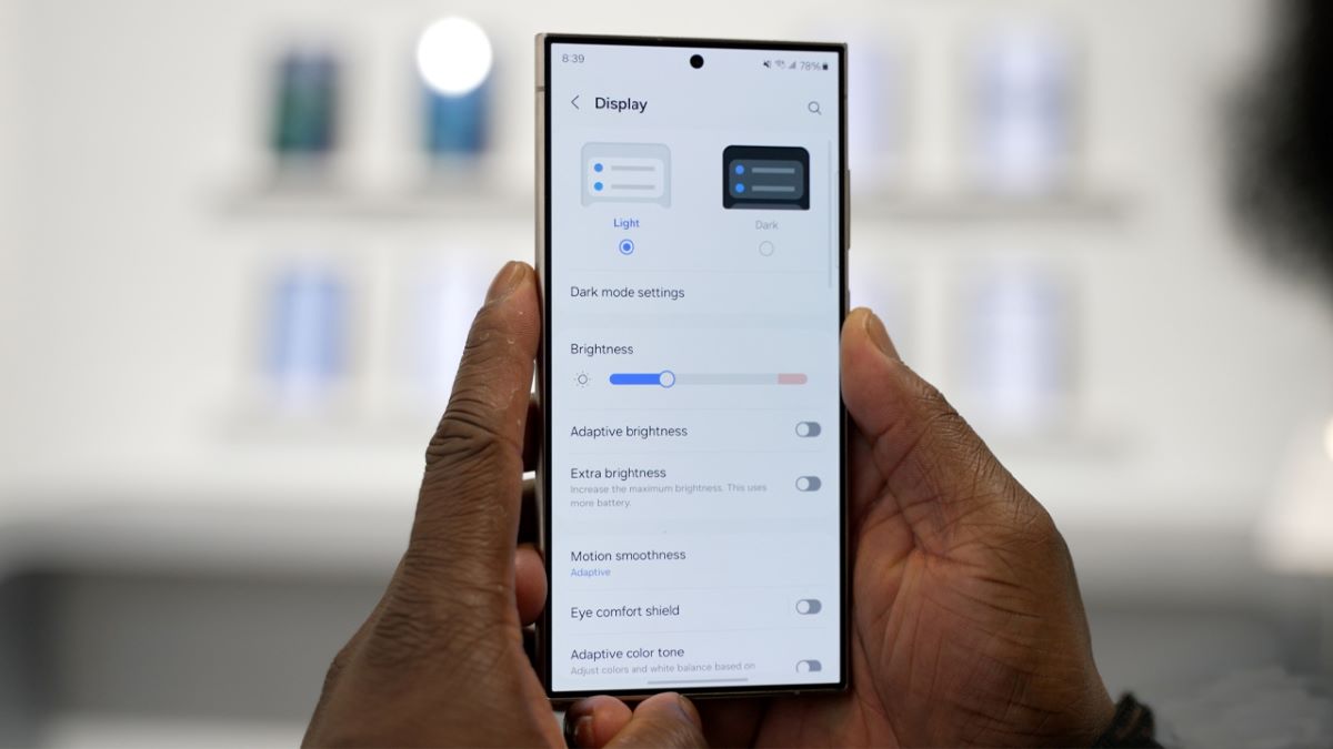 Màn hình Samsung S24 Ultra với độ sáng tối đa 2600 nits