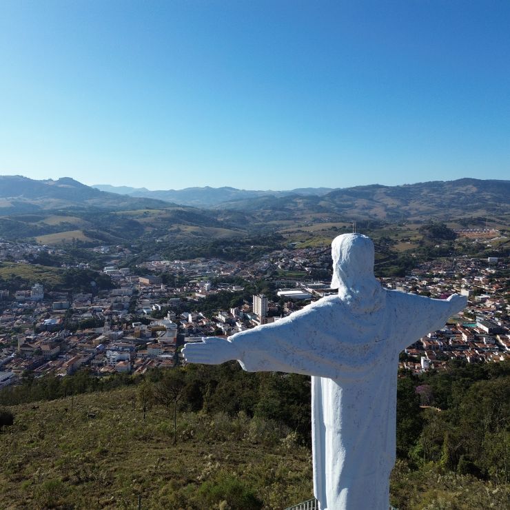 Imagem de drone sobrevoando o Mirante do Cristo e a cidade de Socorro.