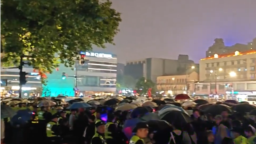 2024年10月26日,上海中山公园挤满了庆祝万圣节的年轻人,当局出动大量警察,每隔几米就有一名警察站岗 。 (照片来自李老师不是你老师的X平台)