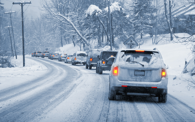 積雪した道路を走行している車
