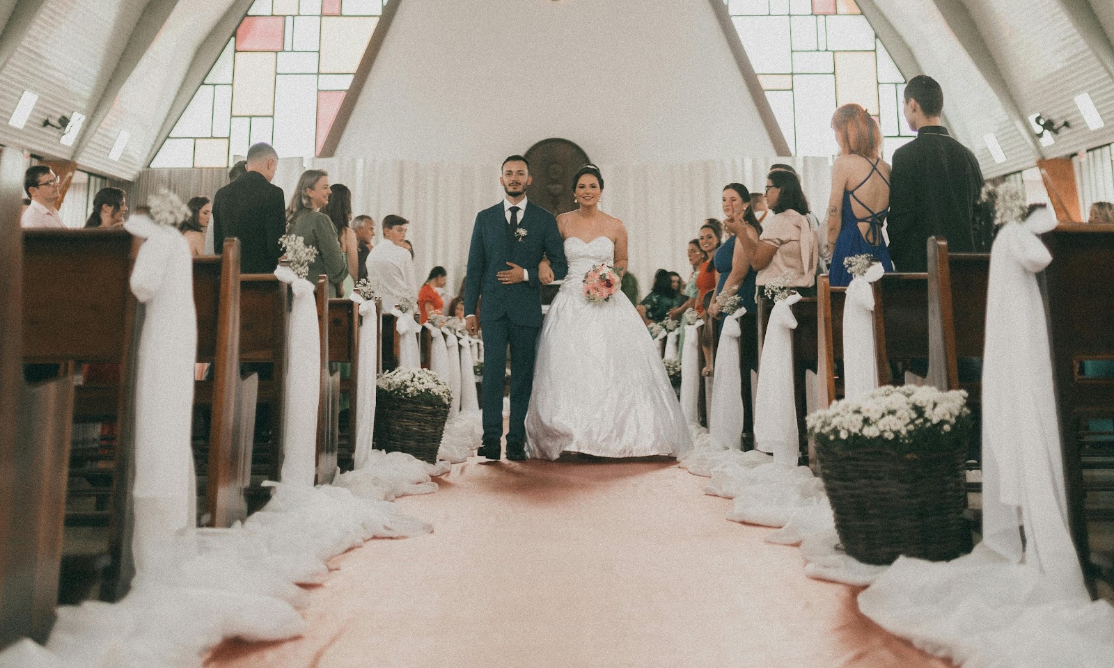 Emily walks down the aisle | Source: Pexels