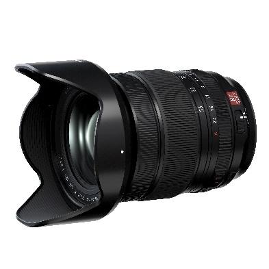 A close-up of a camera lens

Description automatically generated