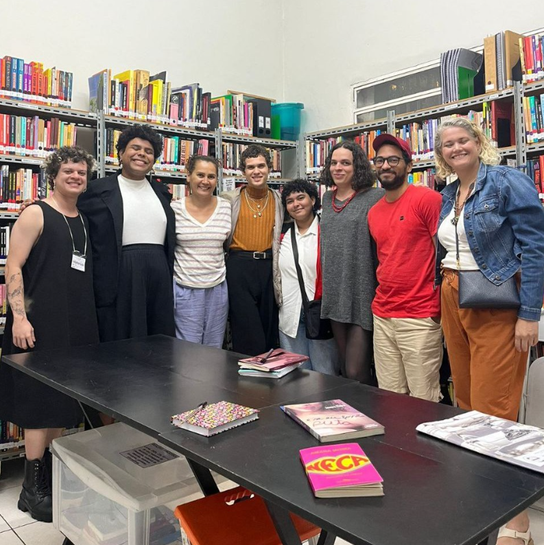 Grupo de pessoas dentro de uma biblioteca

Descrição gerada automaticamente