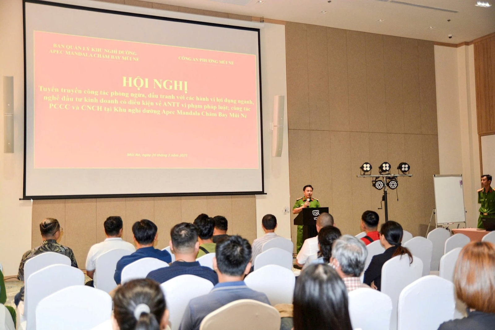Công an tuyên truyền pháp luật cho các cơ sở du lịch về đảm bảo ANTT. 