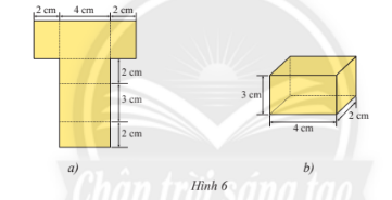 CHƯƠNG 3. HÌNH HỌC TRỰC QUAN CÁC HÌNH KHỐI TRONG THỰC TIỄNBÀI 2: DIỆN TÍCH XUNG QUANH VÀ THỂ TÍCH CỦA HÌNH HỘP CHỮ NHẬT, HÌNH LẬP PHƯƠNG 2. MỘT SỐ BÀI TOÁN THỰC TẾThực hành:  Một khối bê tông, được đặt trên mặt đất có kích thước như hình 3a) Người ta muốn sơn tất cả các mặt của khối bê tông, trừ mặt tiếp giáp với mặt đất. Hỏi chi phí để sơn là bao nhiêu? Biết rằng để sơn mỗi mét vuông tốn 25 nghìn đồng.b) Tính thể tích của khối bê tông.Đáp án chuẩn:a) 6 150 000 đồngb) 280 (m3)Vận dụng: Để tính thể tích một hòn đá, bạn Na đã thực hiện như sau:Bạn ấy đổ nước vào cái bể kính hình hộp chữ nhật có hai đáy là 50 cm, 20 cm, mực nước đo được là 20 cm. (Hình 4a)Sau đó, bạn ấy đặt hòn đá vào bể thì thấy nước ngập hòn đá và mực nước đo được là 25 cm (Hình 4b)Em hãy giúp bạn Na tính thể tích của hòn đá.Đáp án chuẩn:5 lítBÀI TẬP