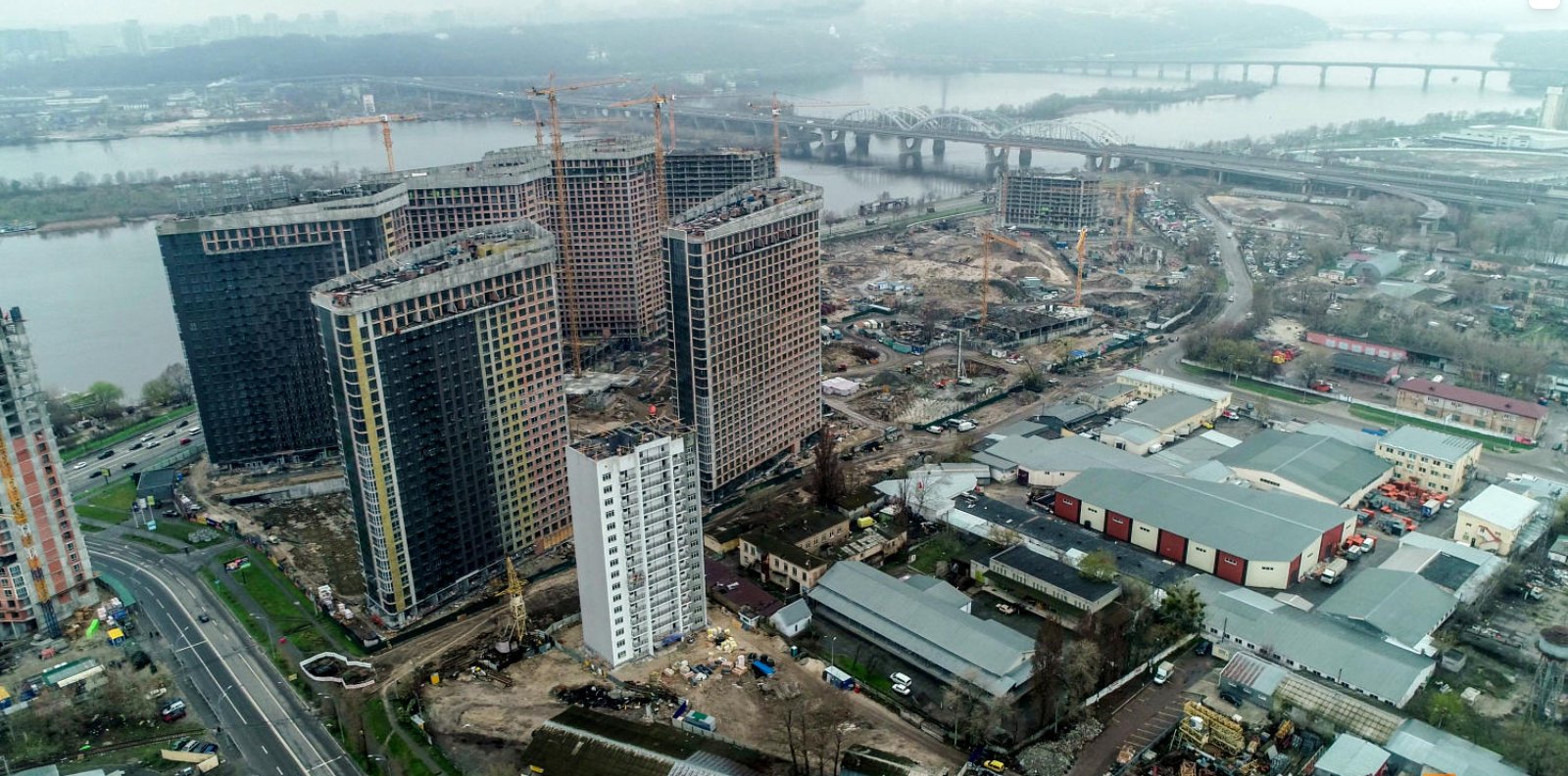 Complexe résidentiel près du pont Darnytsky sur la rive gauche du Dniepr. Dans cette zone, il n&#39;y a pas de projets de développement des transports électriques urbains, il n&#39;y a pas de voies séparées ni d&#39;arrêts de transports en commun, les pistes cyclables sont plutôt décoratives - elles ne mènent pas aux stations de métro (dont la distance est de 4 à 6 kilomètres ), jusqu&#39;au remblai ou aux centres commerciaux et simplement coupé. Photo de l&#39;auteur