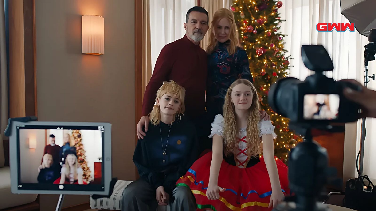 Nicole Kidman, Antonio Banderas and other two child actors taking family picture