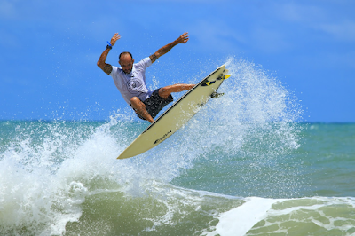 O piauiense Patrick Alves ganhou a primeira bateria do campeonato (Foto: Aleko Stergiou / WSL Latam)