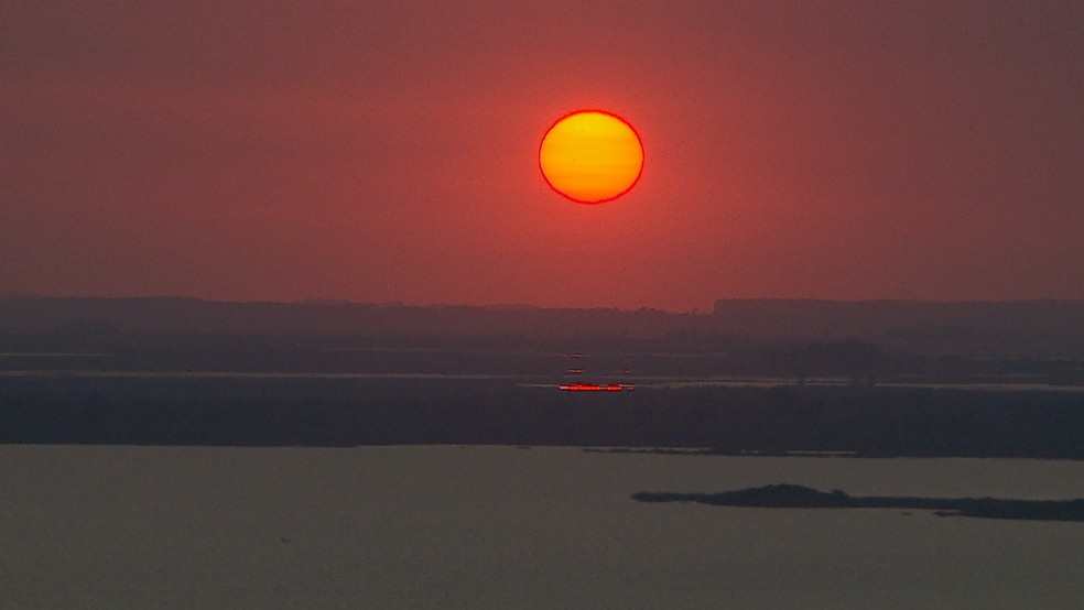 O pr do sol em Porto Alegre impactado pela fumaa proveniente de queimadas  Foto: Reproduo/ RBS TV