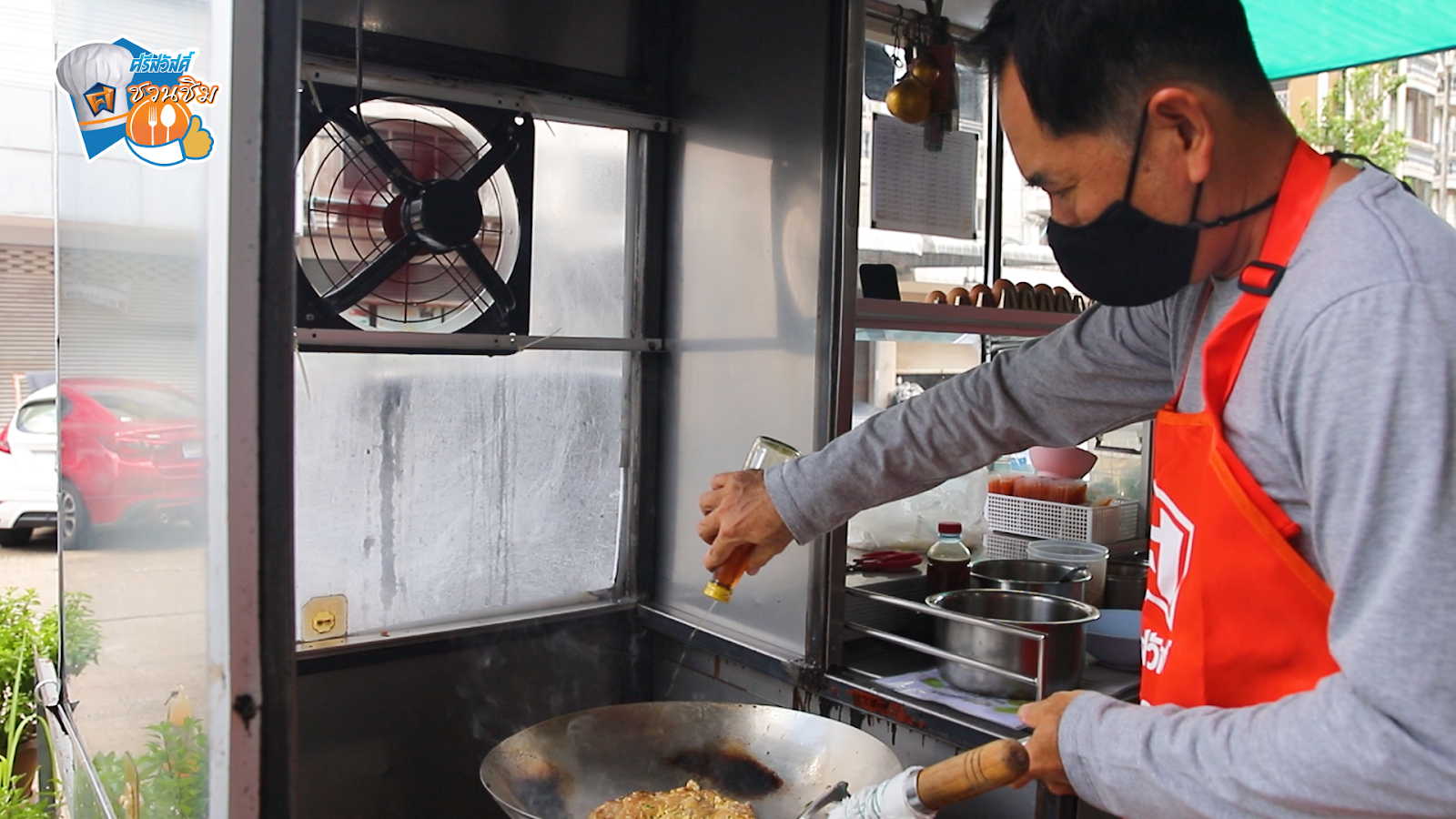 คุณป๊อบเจ้าของร้านลงมือผัดเส้น พร้อมใส่เหล้าจีนเพิ่มความหอมละมุน
