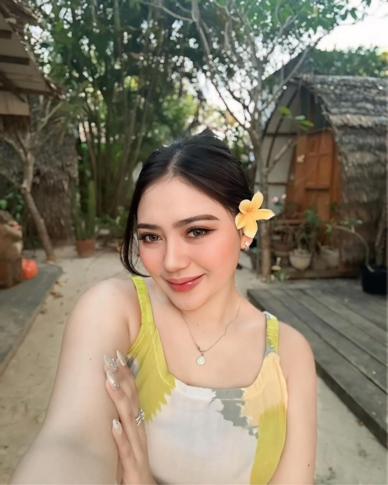 Gadis Indo Ceria dan Penuh Energi, cewek ceria, gadis bahagia, foto cewek indo