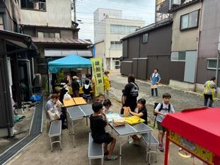建物の前の椅子に座っている人たち

低い精度で自動的に生成された説明