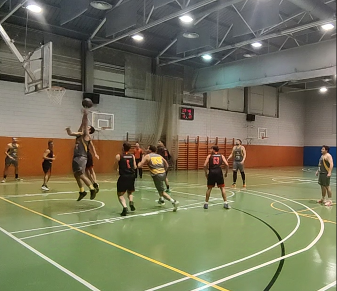 Un grupo de personas en una cancha

Descripción generada automáticamente