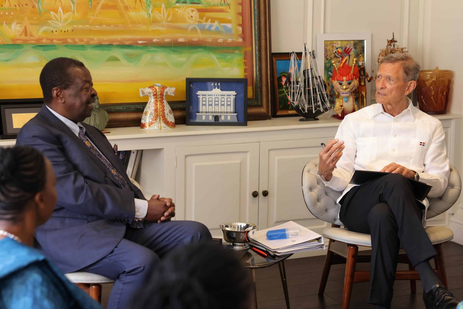 El canciller de Kenia, Musalia Mudavadi, participa en reunión bilateral con su homólogo dominicano, Roberto Álvarez en la que abordan temas de interés bilateral. 