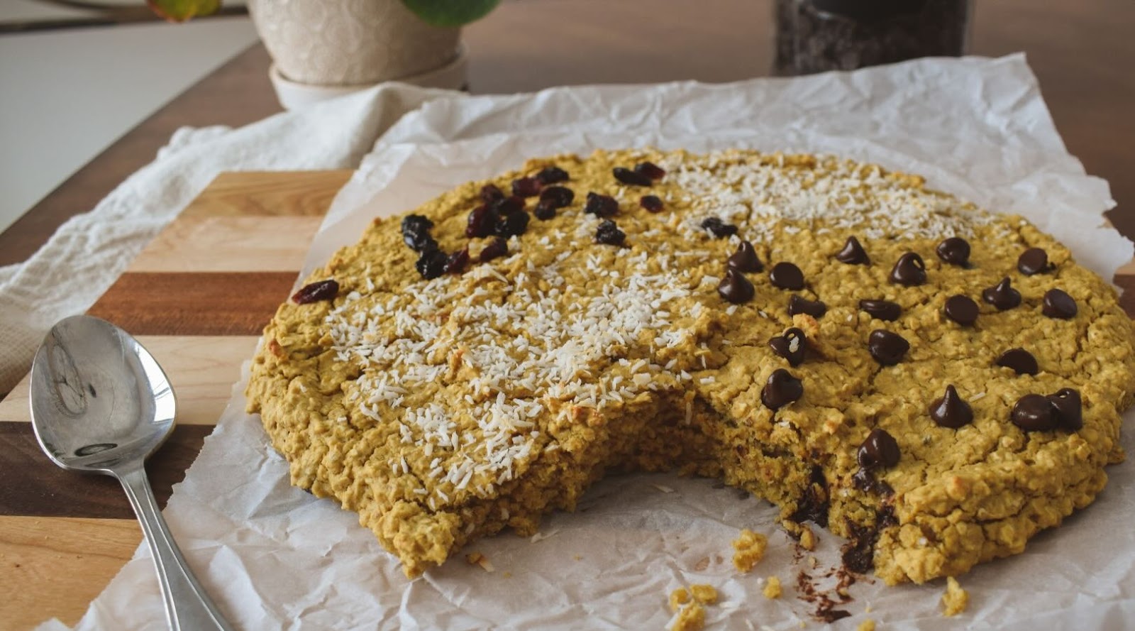 Galette à l'avoine à partager créé par une nutritionniste-diététiste sur un papier parchemin et une planche de bois