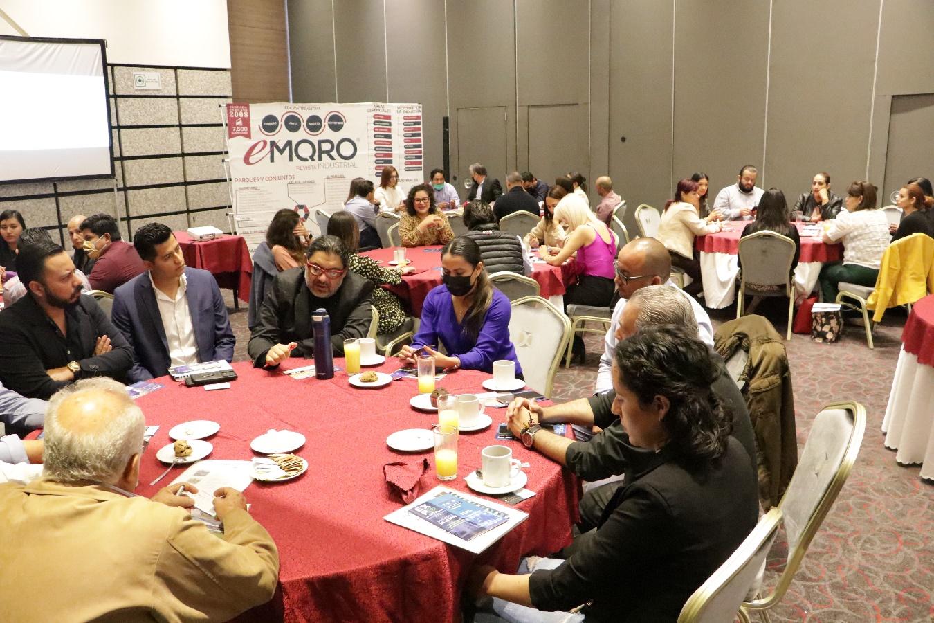 Un grupo de personas sentadas alrededor de una mesa

Descripción generada automáticamente