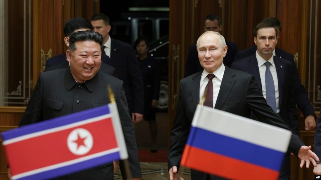 朝鲜领导人金正恩与俄罗斯总统普京在平壤会面。(2024年6月19日)