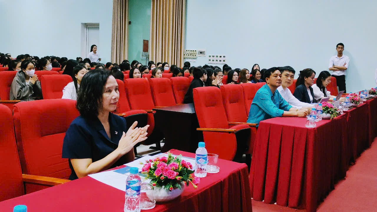Tuần sinh hoạt công dân - sinh viên cuối khoá: Kết nối thị trường lao động