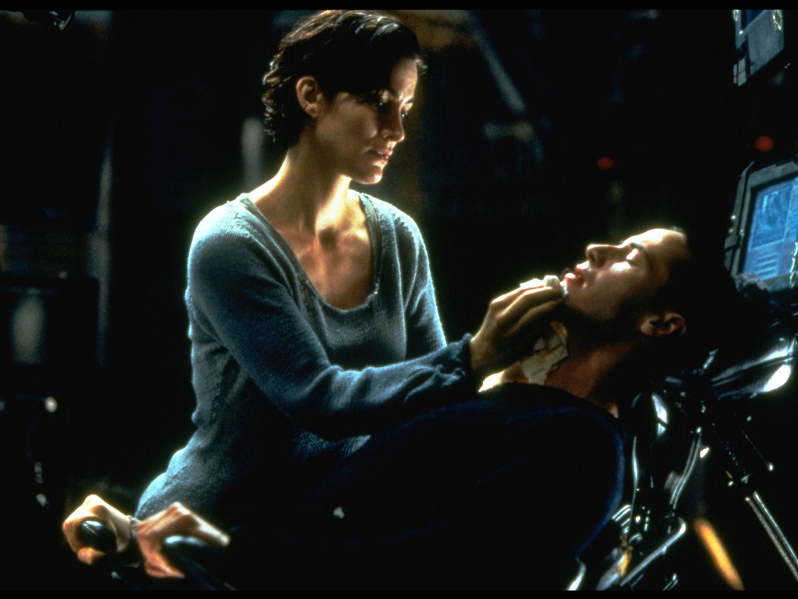 Personagem Neo (Keanu Reeves) se conecta à simulação que dá nome ao filme, a Matrix (1999)