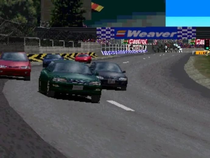 Tangkapan layar Gran Turismo PS1 yang menunjukkan tampilan sinematik dari lima mobil yang berbelok