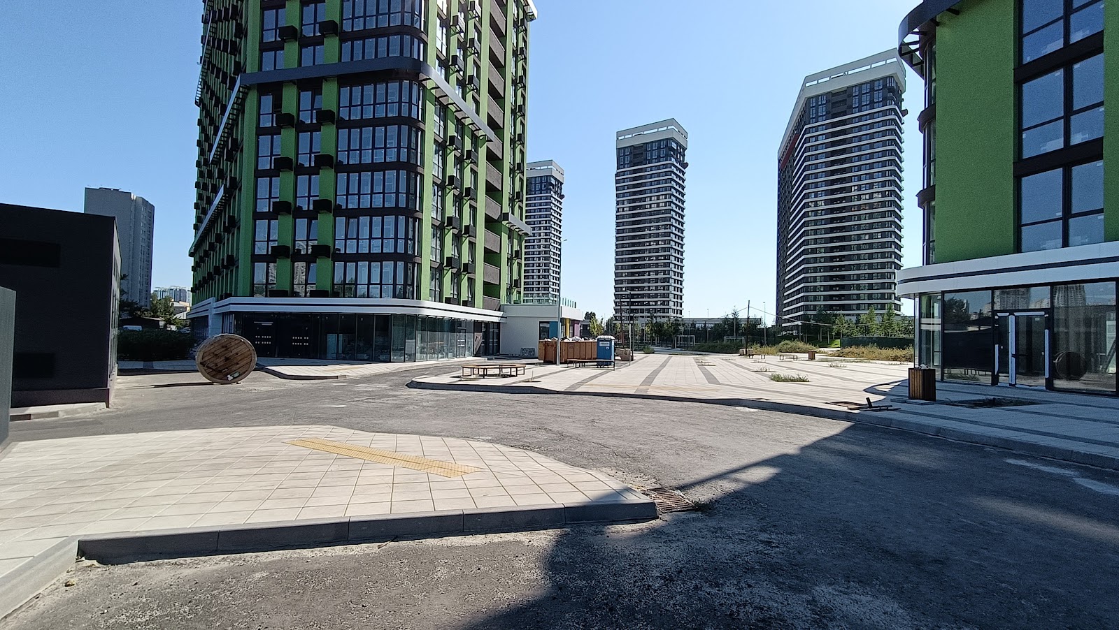 En el primer piso del edificio de la izquierda en la foto, habrá una escuela primaria en el anexo. Pero es evidente que no podrá acoger ni siquiera a una pequeña parte de los niños que deberían estar aquí si todo el complejo está ocupado. No hay otras plazas para futuras escuelas en el territorio del microdistrito