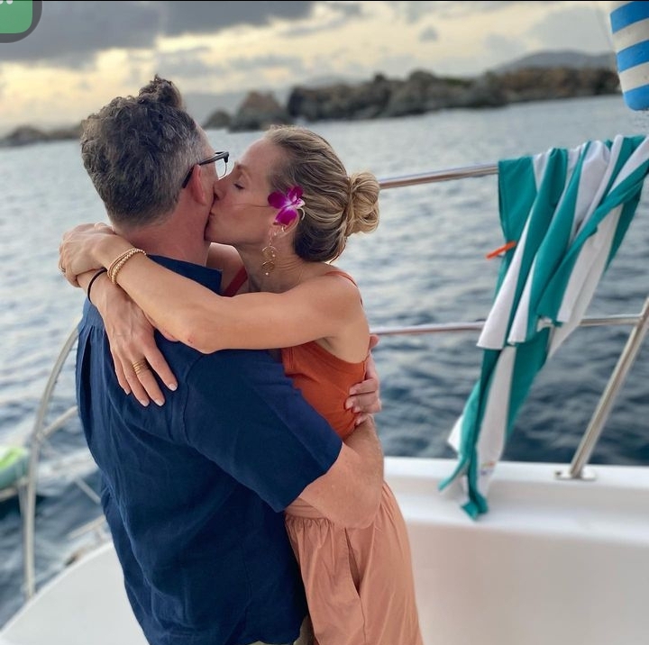 Heather Helm and Matthew Lillard kissing on a boat