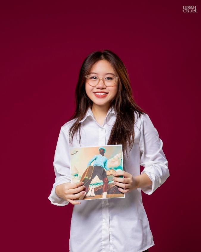 A person holding a picture

Description automatically generated